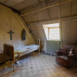 verlaten slaapkamer in voormalige tbs kliniek 20190610