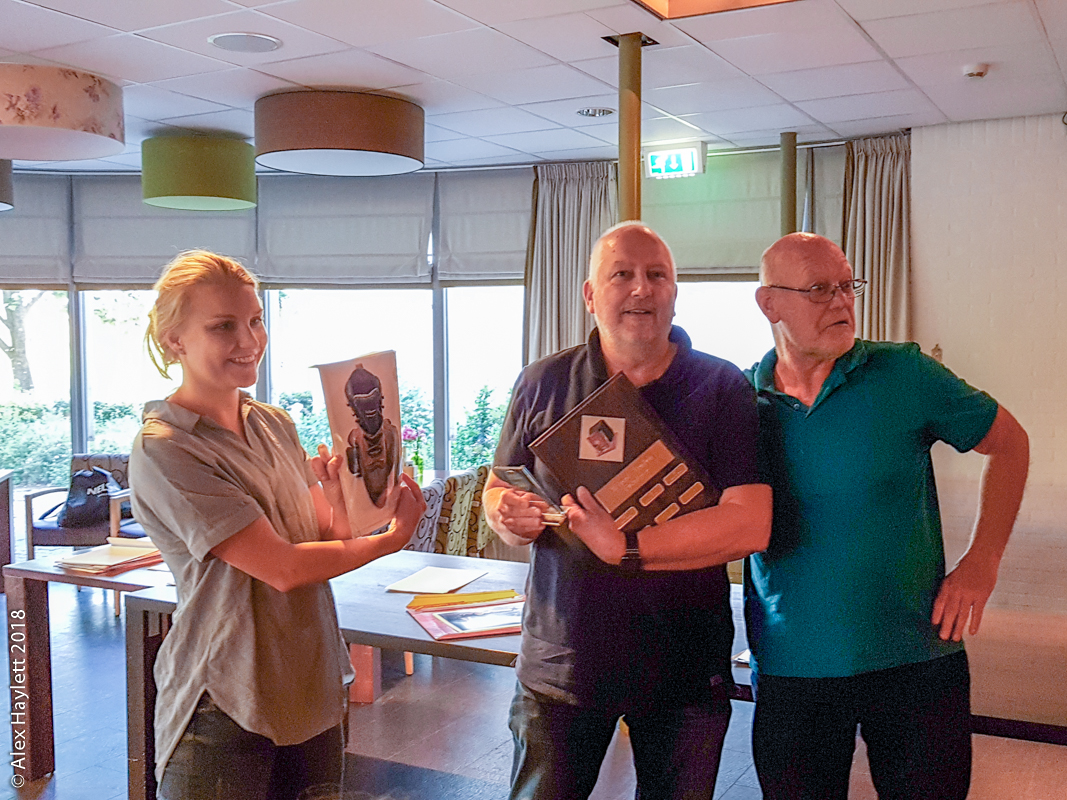 Albert ontvangt de wisseltrofee uit handen van Cees.